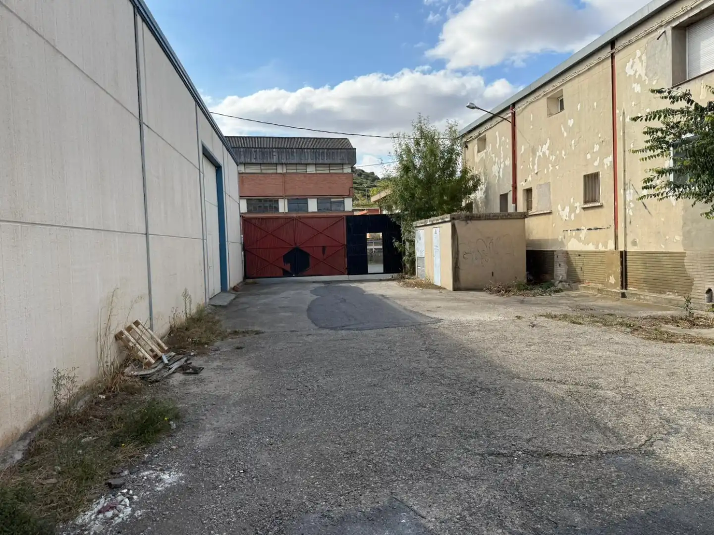 Industrial buildings for rent in Oeste