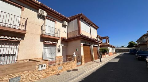 Foto 2 de Casa adosada en venta en Calle Arrayanes, Fuente Vaqueros, Granada