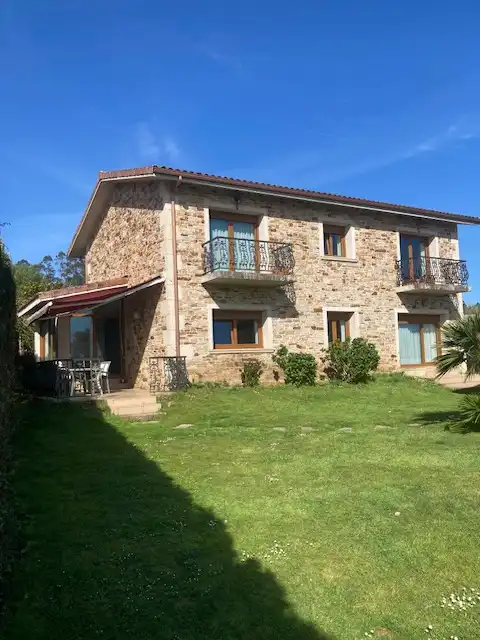 Vista exterior de Casa o chalet en venta en Carballo con Calefacción, Jardín privado y Parquet