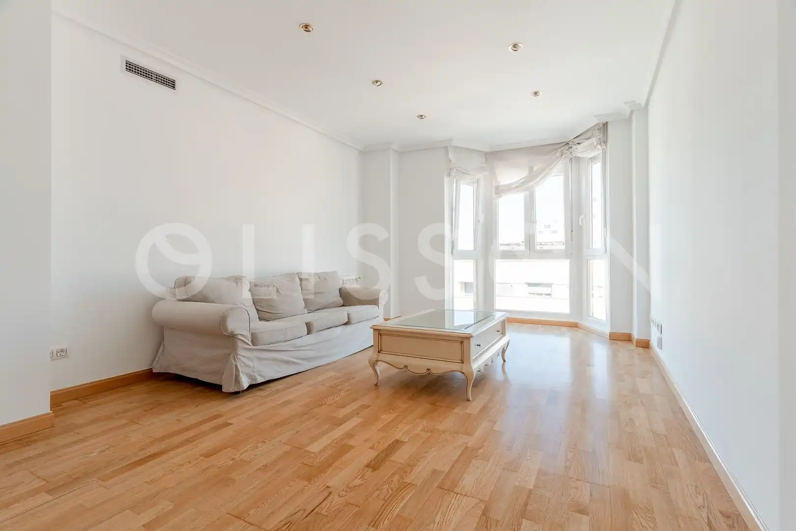 Sala d'estar de Pis en venda en Madrid amb Aire condicionat