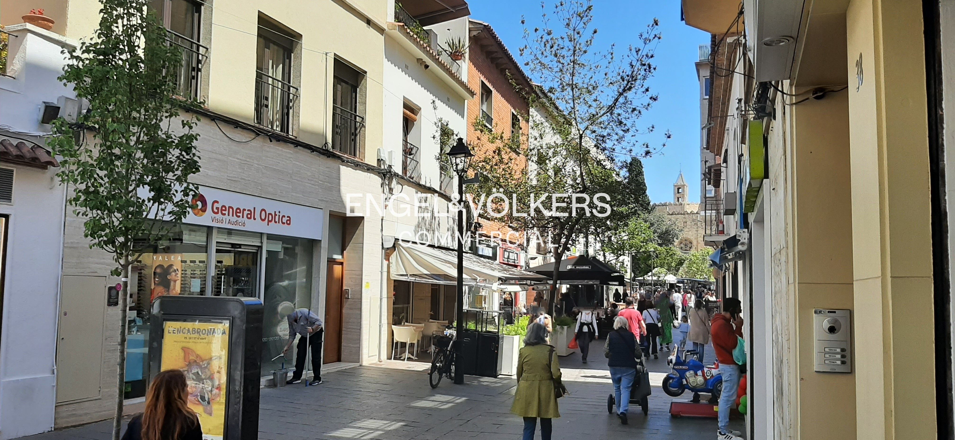 Vista exterior de Local en venda en Sant Cugat del Vallès