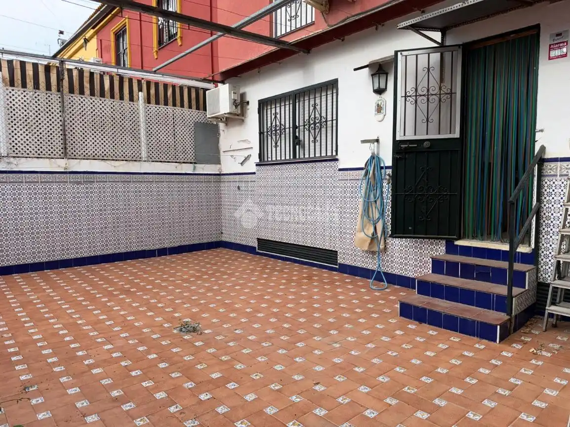 Vista exterior de Casa adosada en venta en Sevilla con Aire acondicionado y Alarma