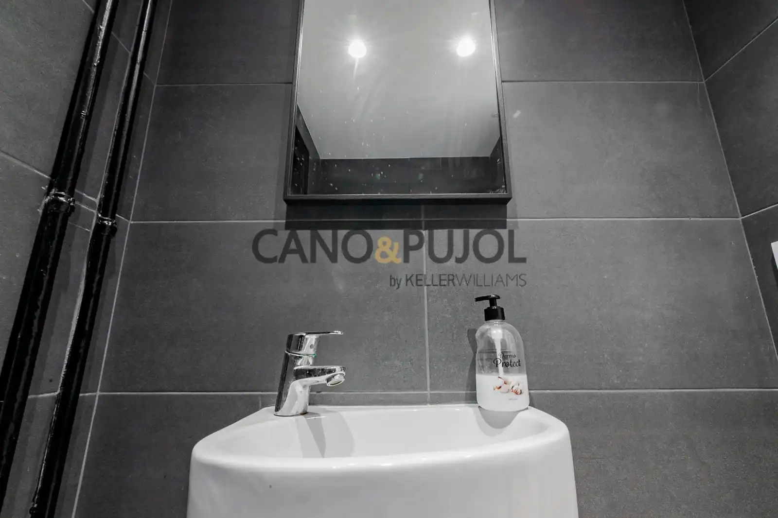 Badezimmer von Büro zum Verkauf in Barcelona mit Klimaanlage, Heizung und Abstellraum