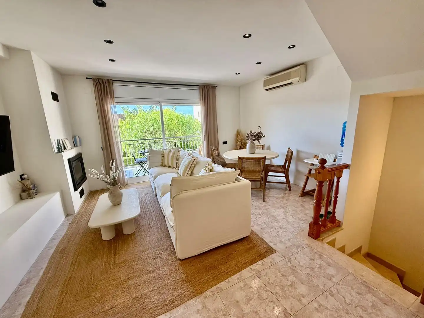 Sala de estar de Casa adosada en venta en Calafell con Aire acondicionado, Calefacción y Terraza