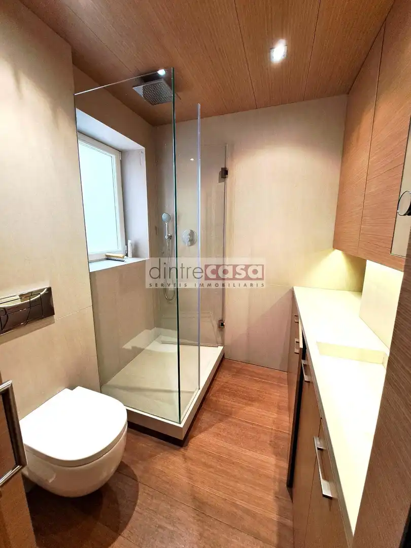 Badezimmer von Loft zum Verkauf in Barcelona mit Heizung und Ofen