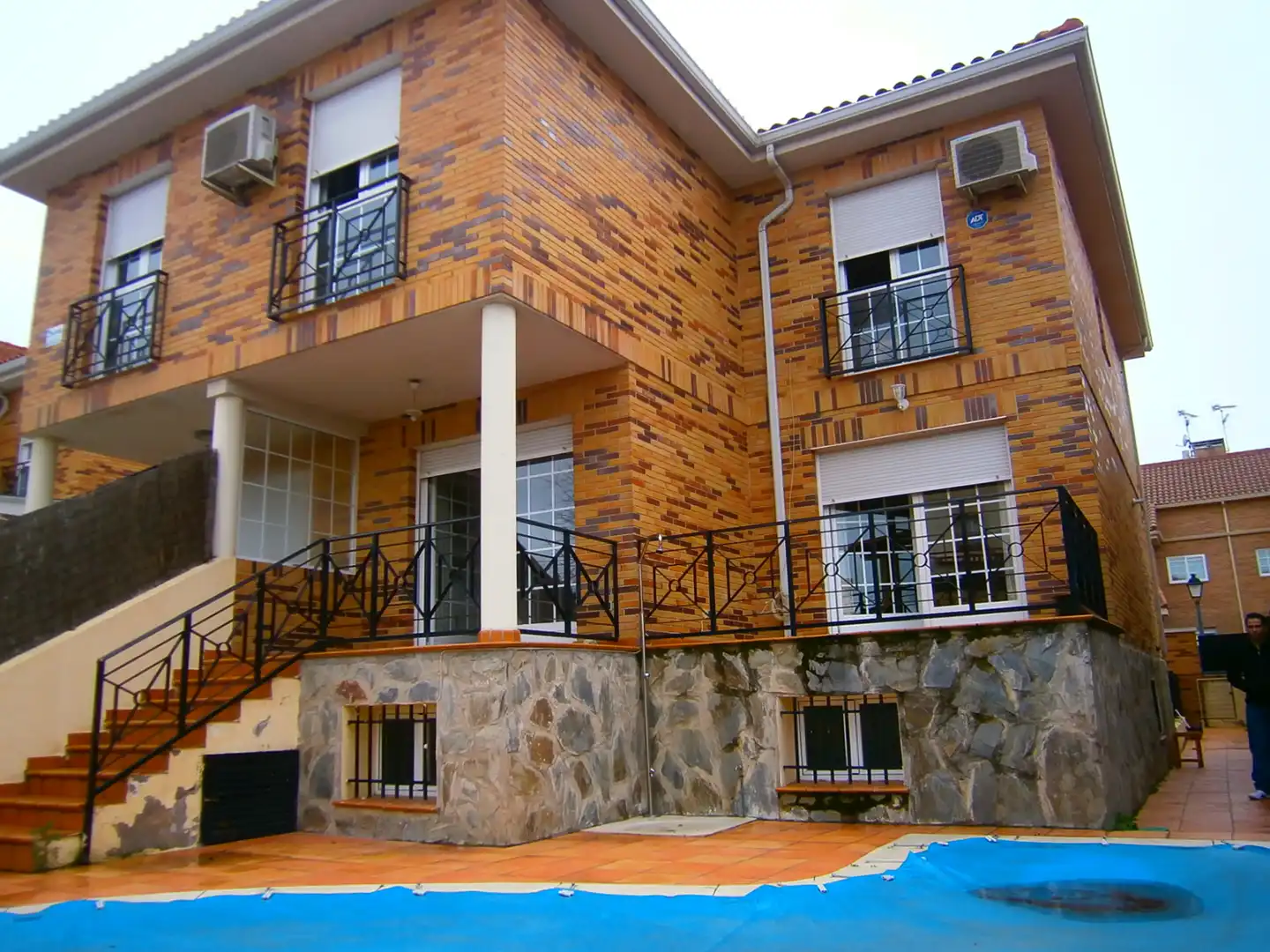 Vista exterior de Casa adosada en venda en Villaviciosa de Odón amb Aire condicionat, Calefacció i Jardí privat