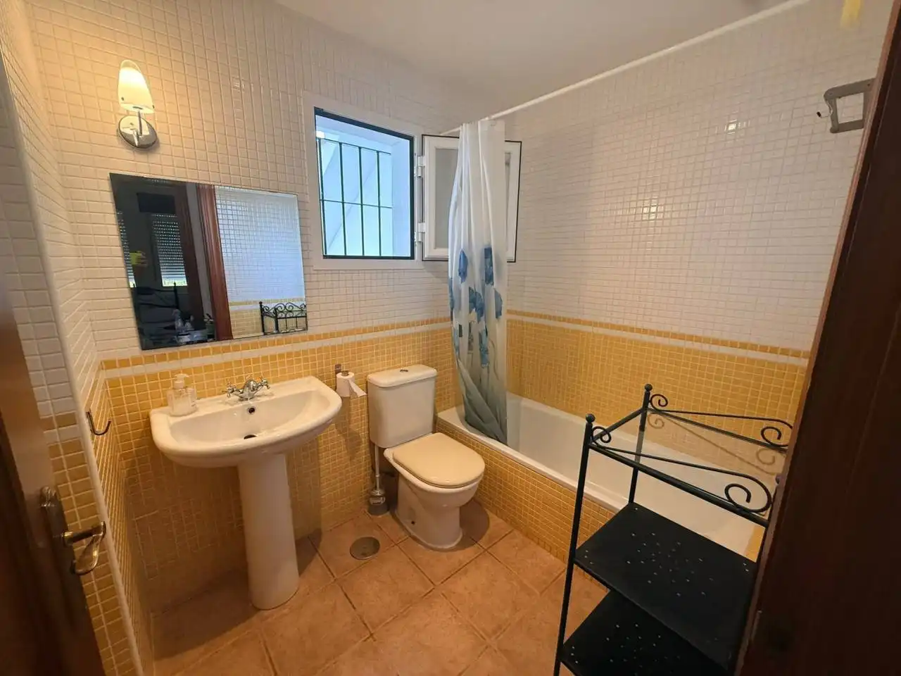 Baño de Piso de alquiler en Vera con Aire acondicionado, Terraza y Piscina comunitaria