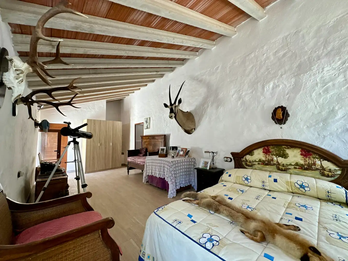 Dormitori de Finca rústica en venda en Sierro amb Aire condicionat, Calefacció i Jardí privat