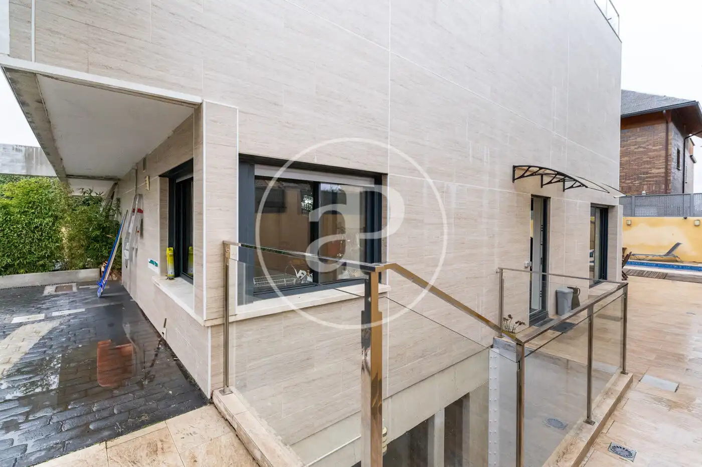 Vista exterior de Casa adosada en venda en Pozuelo de Alarcón amb Aire condicionat, Calefacció i Jardí privat