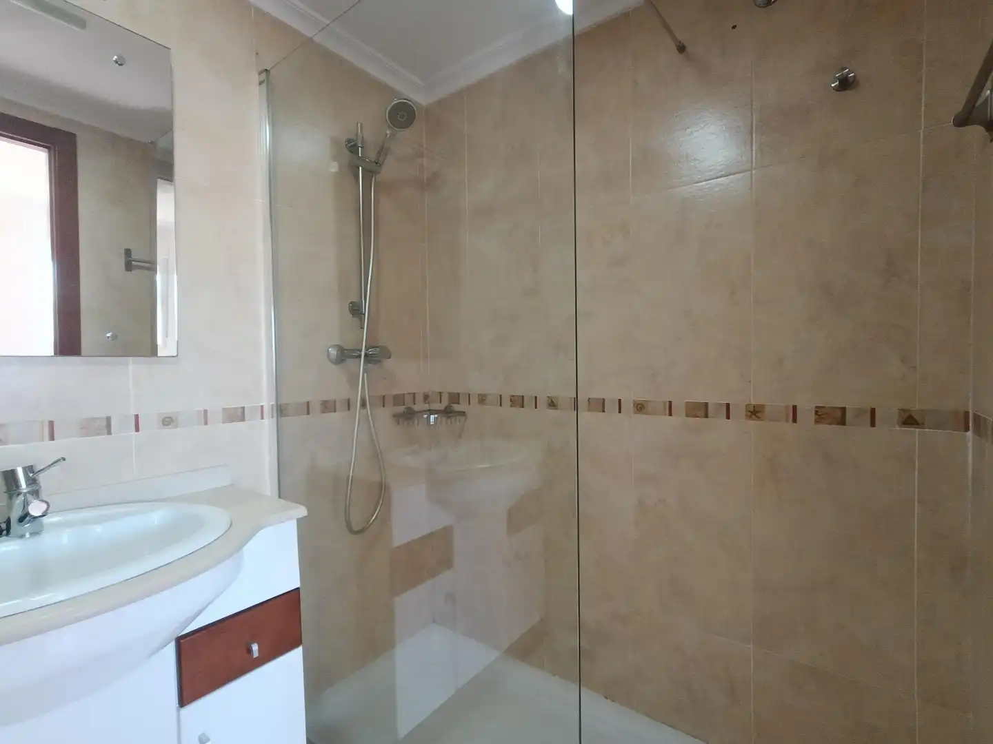 Baño de Piso en venta en Alicante / Alacant con Aire acondicionado, Jardín privado y Trastero