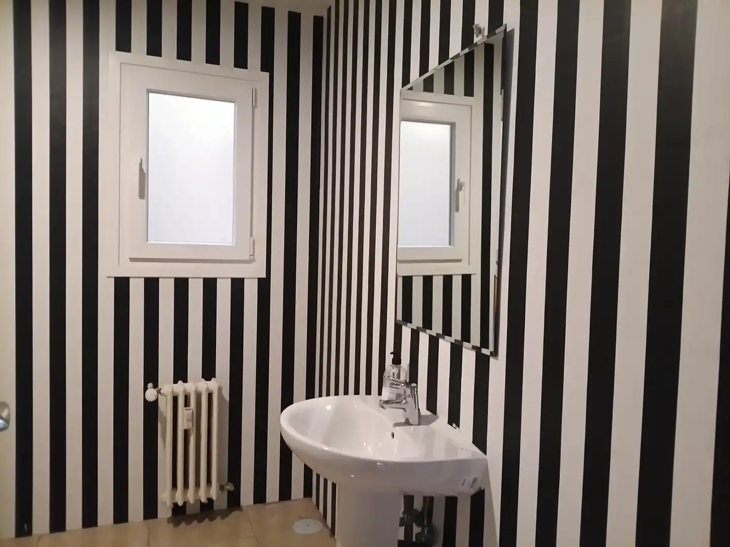 Baño de Oficina de alquiler en Madrid con Aire acondicionado, Calefacción y Terraza