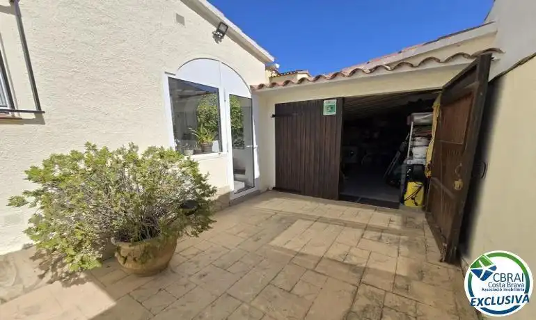 Vista exterior de Casa o xalet en venda en Empuriabrava amb Calefacció, Terrassa i Piscina