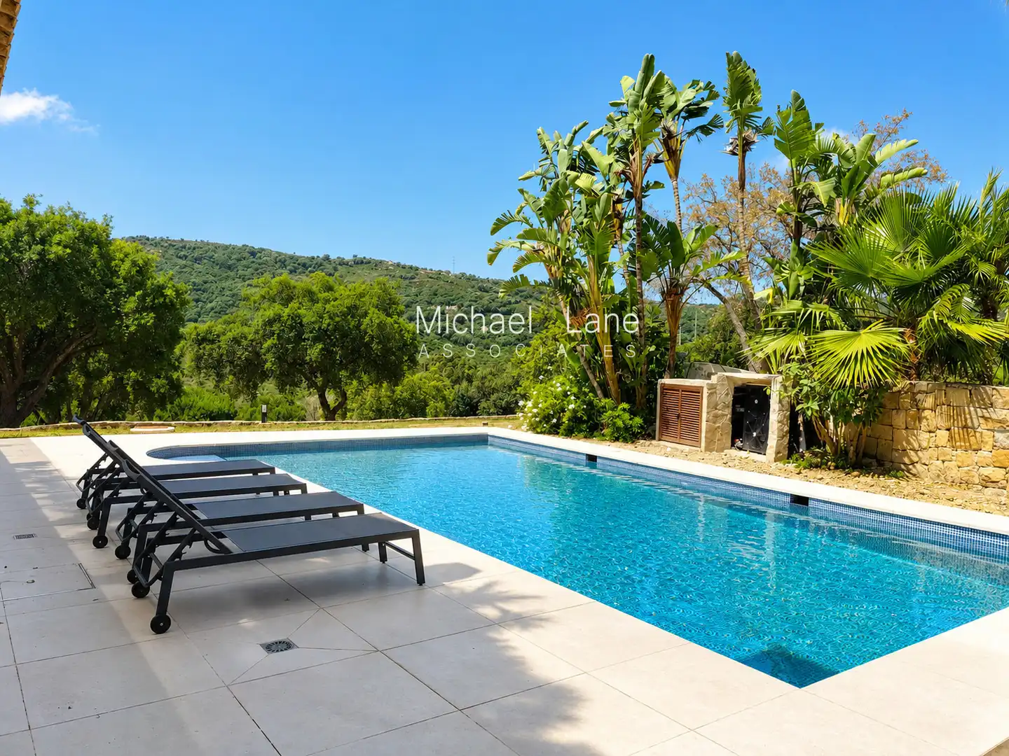 Piscina de Pis en venda en Sotogrande amb Aire condicionat, Jardí privat i Terrassa