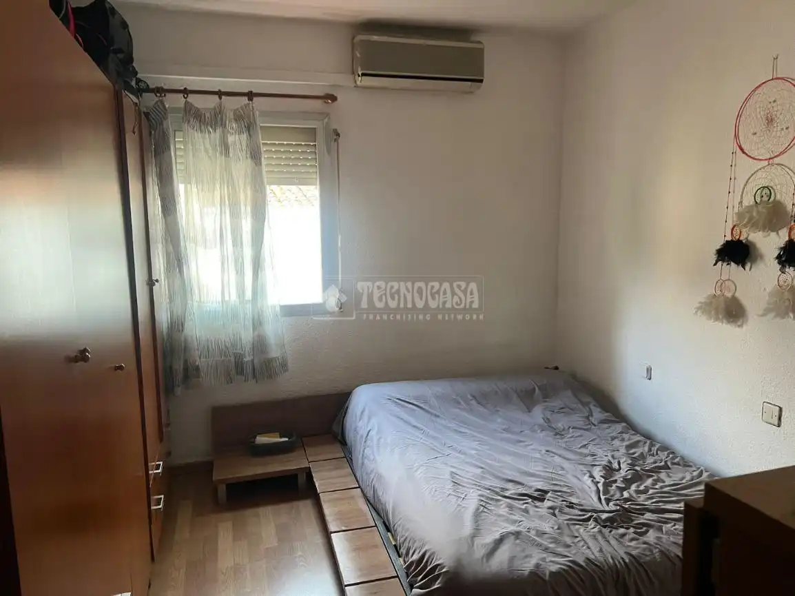 Dormitori de Pis en venda en Jaén amb Aire condicionat, Moblat i Balcó