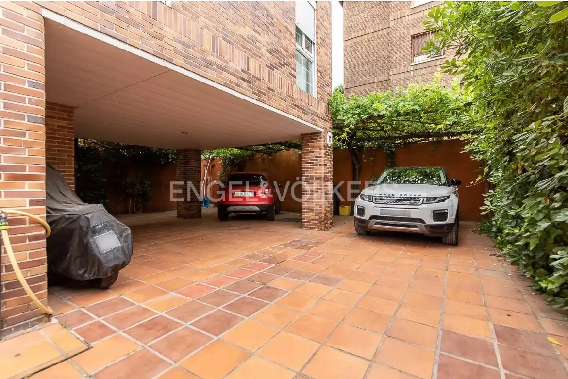 Parking de Casa o chalet en venta en Madrid con Aire acondicionado, Calefacción y Jardín privado