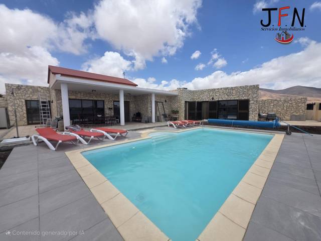 Casa-chalet en Venta en Calle El Lomo en Triquivijate