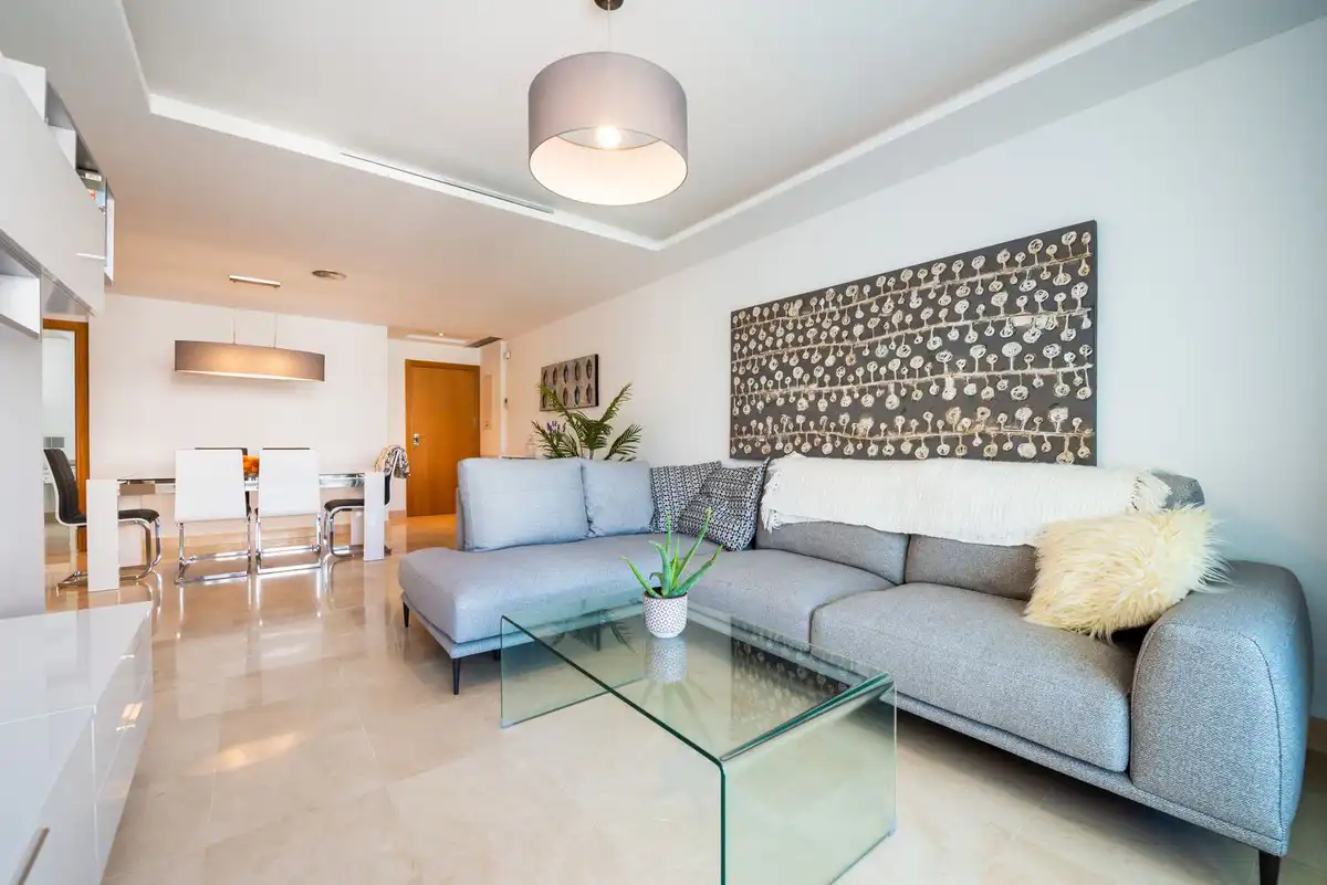 Sala d'estar de Apartament en venda en Marbella amb Aire condicionat, Terrassa i Piscina comunitària