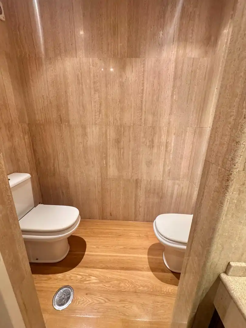 Bany de Pis de lloguer en Oviedo  amb Calefacció, Parquet i Moblat