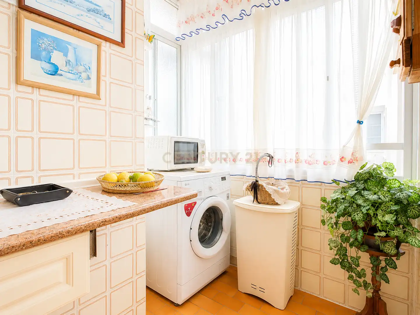 Cuina de Apartament en venda en Málaga amb Jardí privat, Traster i Microones