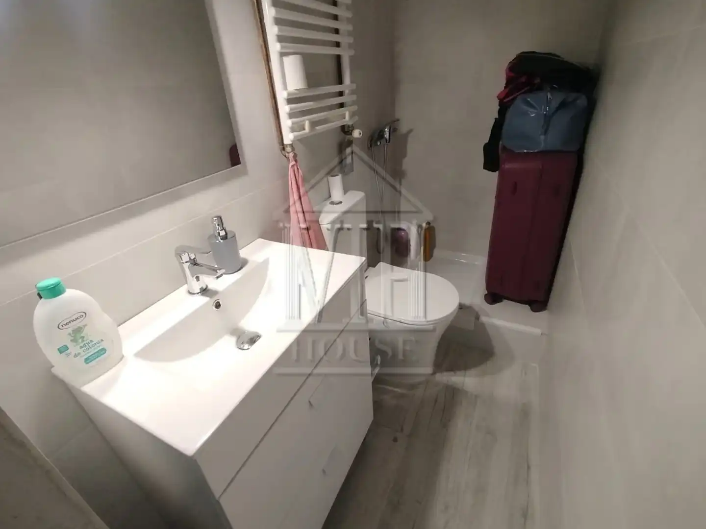 Badezimmer von Einfamilien-Reihenhaus zum Verkauf in Badalona mit Klimaanlage, Heizung und Parkett