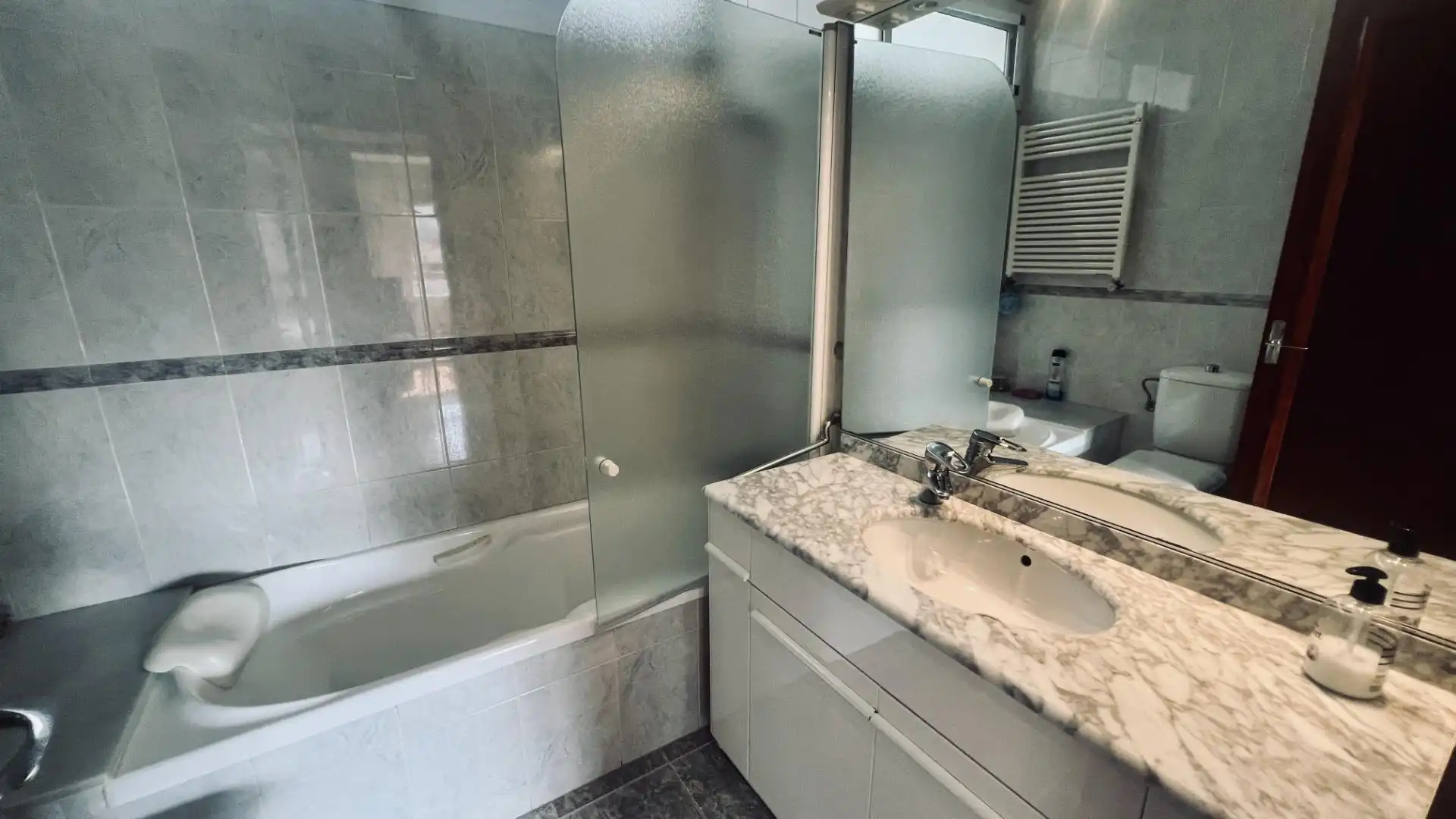 Badezimmer von Wohnung zum Verkauf in Castellón de la Plana / Castelló de la Plana mit Parkett und Balkon