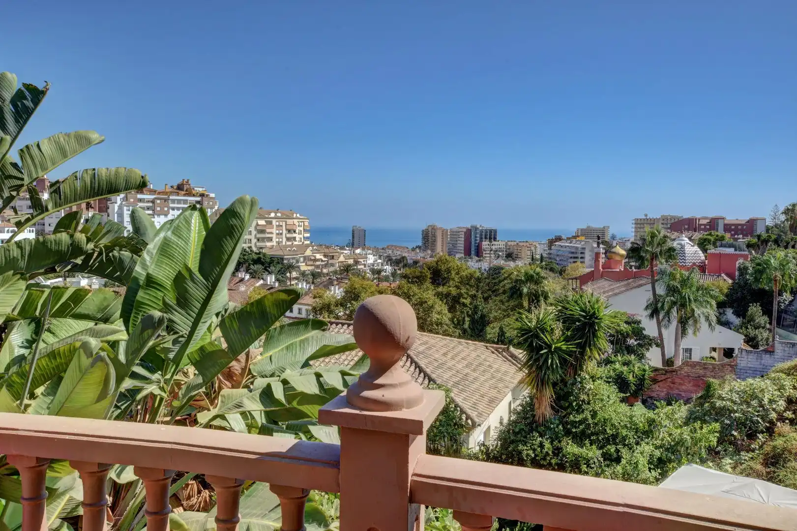 Vista exterior de Casa o xalet en venda en Benalmádena amb Aire condicionat, Calefacció i Jardí privat