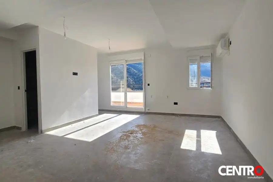 Wohnzimmer von Wohnung zum Verkauf in Cenes de la Vega mit Klimaanlage, Heizung und Privatgarten