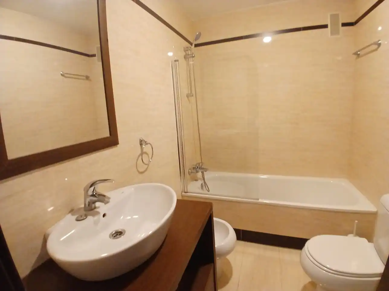 Badezimmer von Wohnungen zur Miete in Valdepeñas mit Klimaanlage, Heizung und Parkett