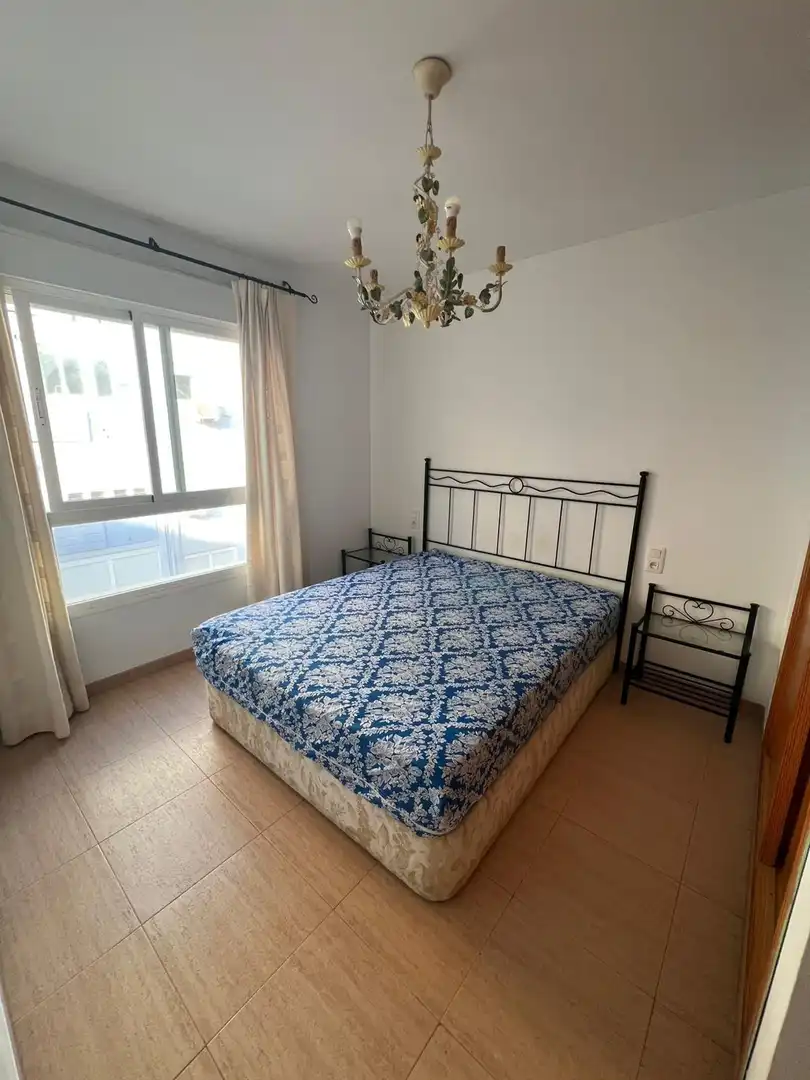Dormitori de Apartament de lloguer en Almería amb Aire condicionat i Moblat