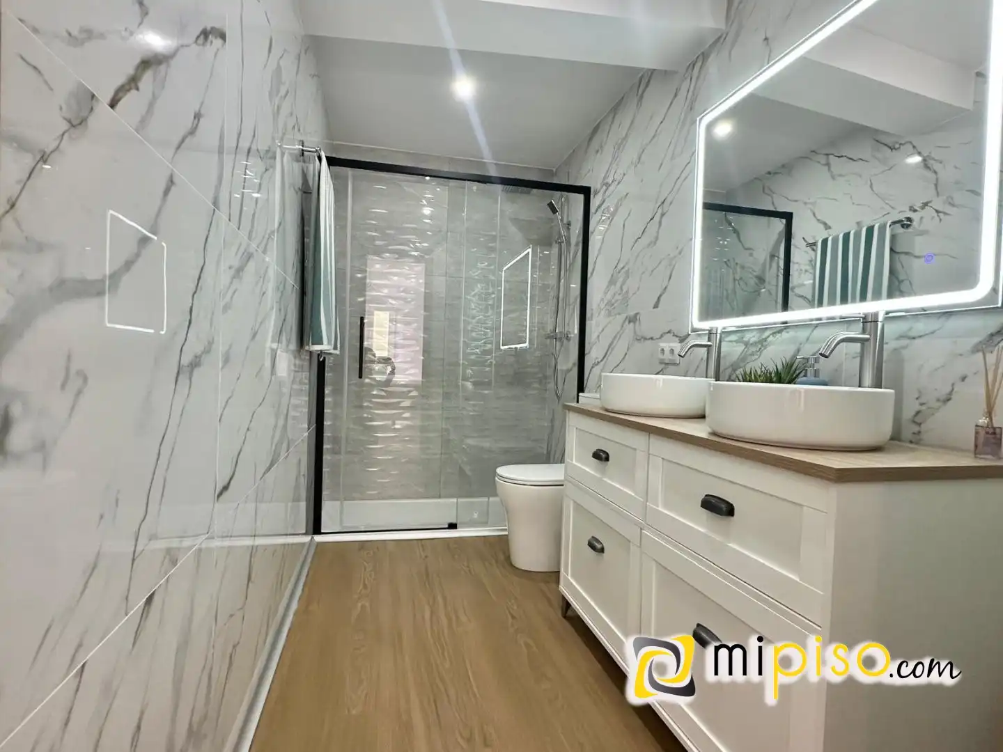 Baño de Piso en venta en Laredo con Calefacción, Amueblado y Balcón