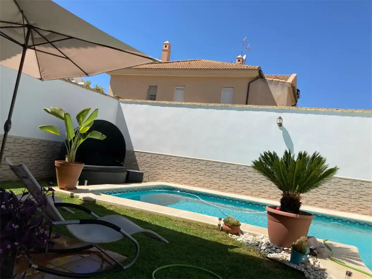 Piscina de Casa o xalet en venda en Utrera amb Aire condicionat, Jardí privat i Parquet