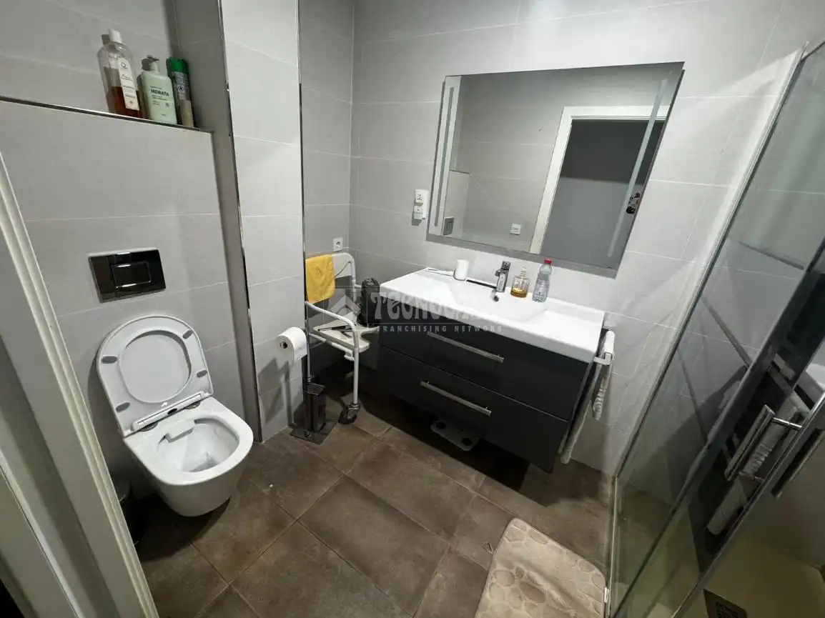 Badezimmer von Wohnung zum Verkauf in Cádiz mit Privatgarten und Terrasse