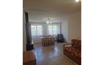 Sala d'estar de Casa adosada en venda en La Hiruela