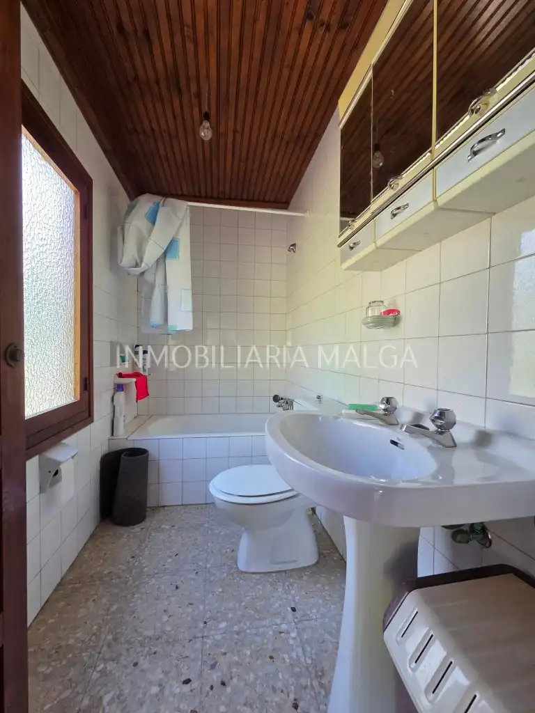 Bany de Casa o xalet en venda en Colunga amb Parquet, Traster i Moblat