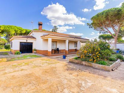 Vista exterior de Casa o xalet en venda en Chiclana de la Frontera amb Jardí privat