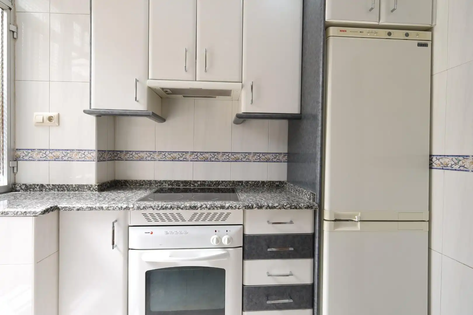 Cuina de Pis en venda en Madrid amb Aire condicionat, Calefacció i Jardí privat