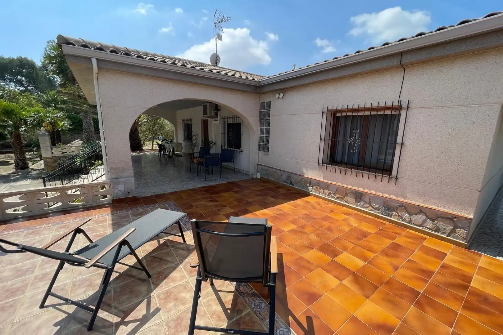Vista exterior de Casa o xalet en venda en Elche / Elx amb Aire condicionat, Calefacció i Jardí privat