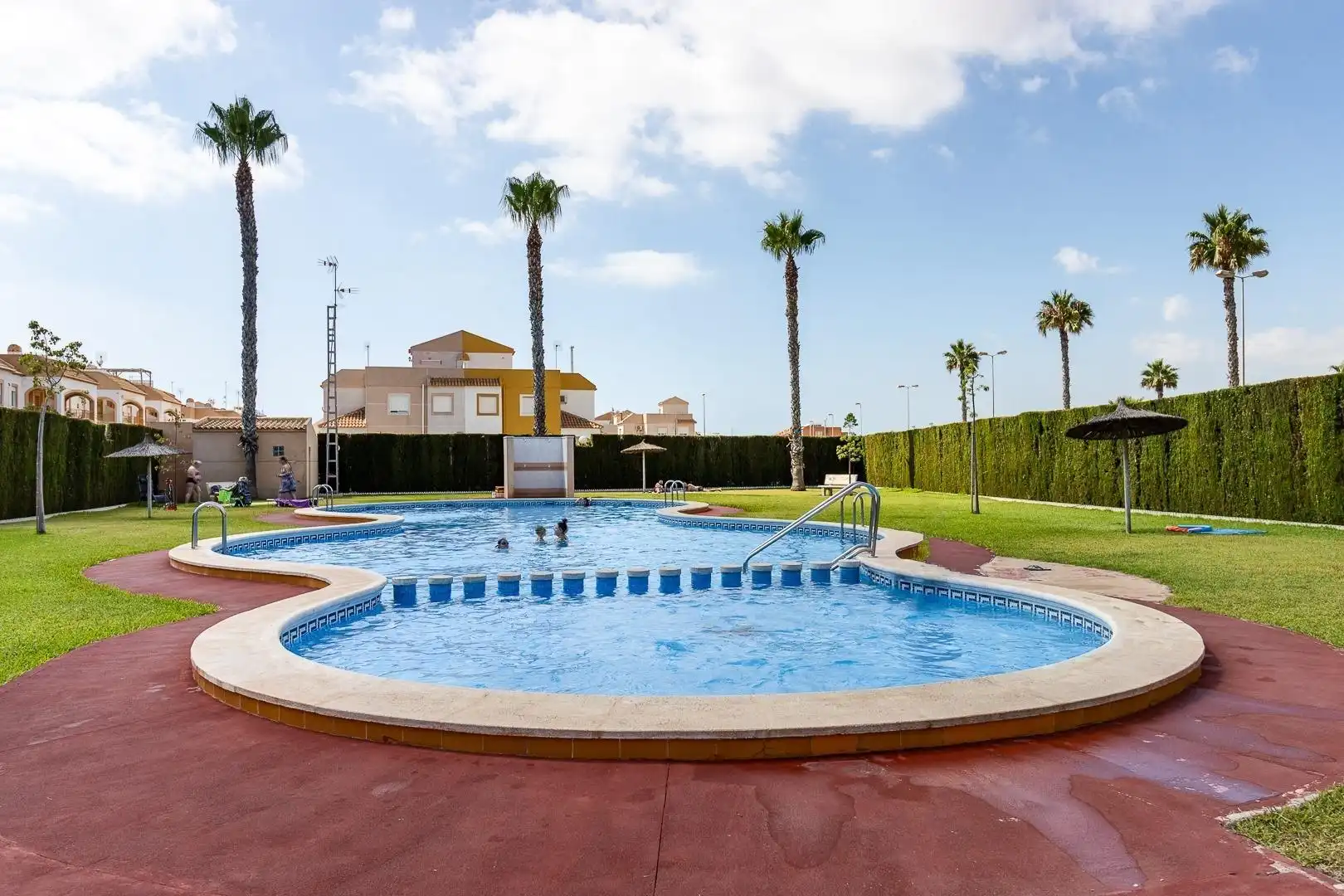 Piscina de Casa adosada en venda en Torrevieja amb Terrassa, Traster i Moblat
