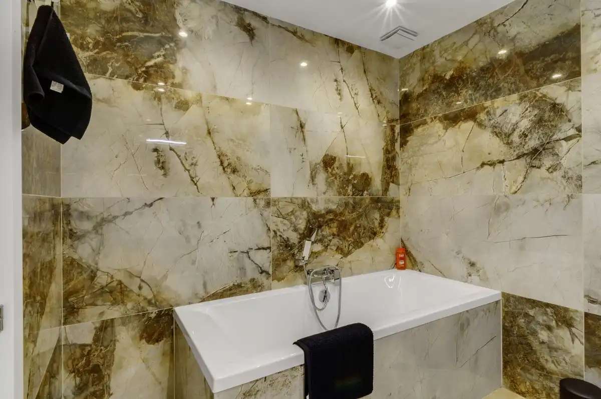 Baño de Planta baja de alquiler en Estepona con Aire acondicionado, Terraza y Piscina comunitaria