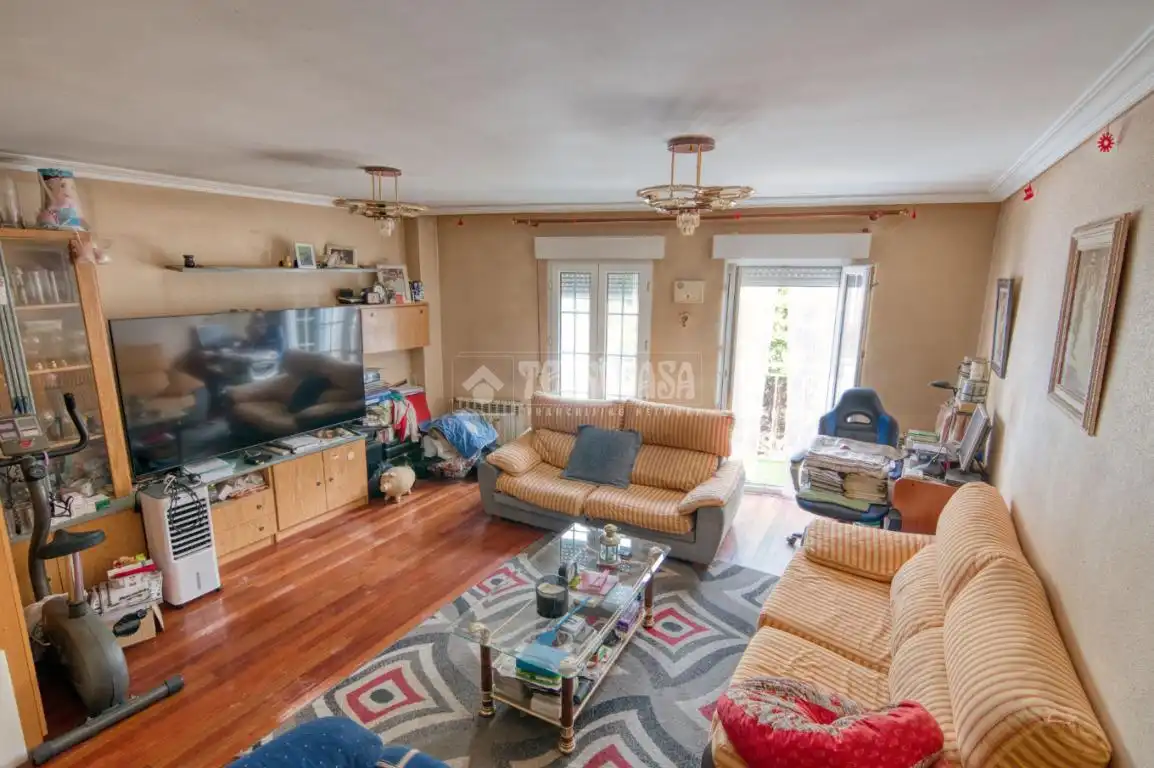 Sala de estar de Casa adosada en venta en Valladolid con Calefacción, Parquet y Balcón