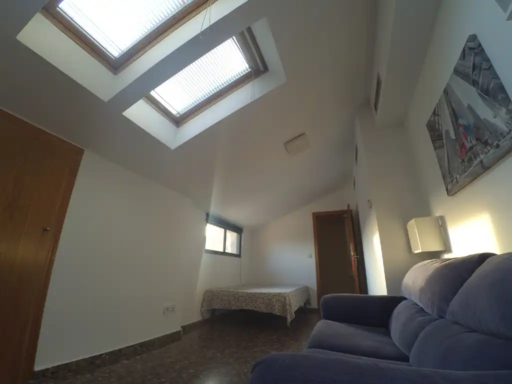 Schlafzimmer von Dachboden zum Verkauf in Valencia mit Klimaanlage, Terrasse und Möbliert