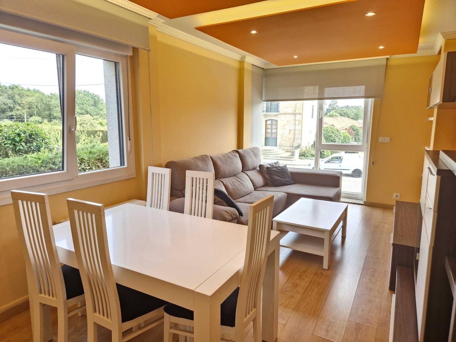 Sala d'estar de Planta baixa en venda en Brión amb Calefacció i Moblat