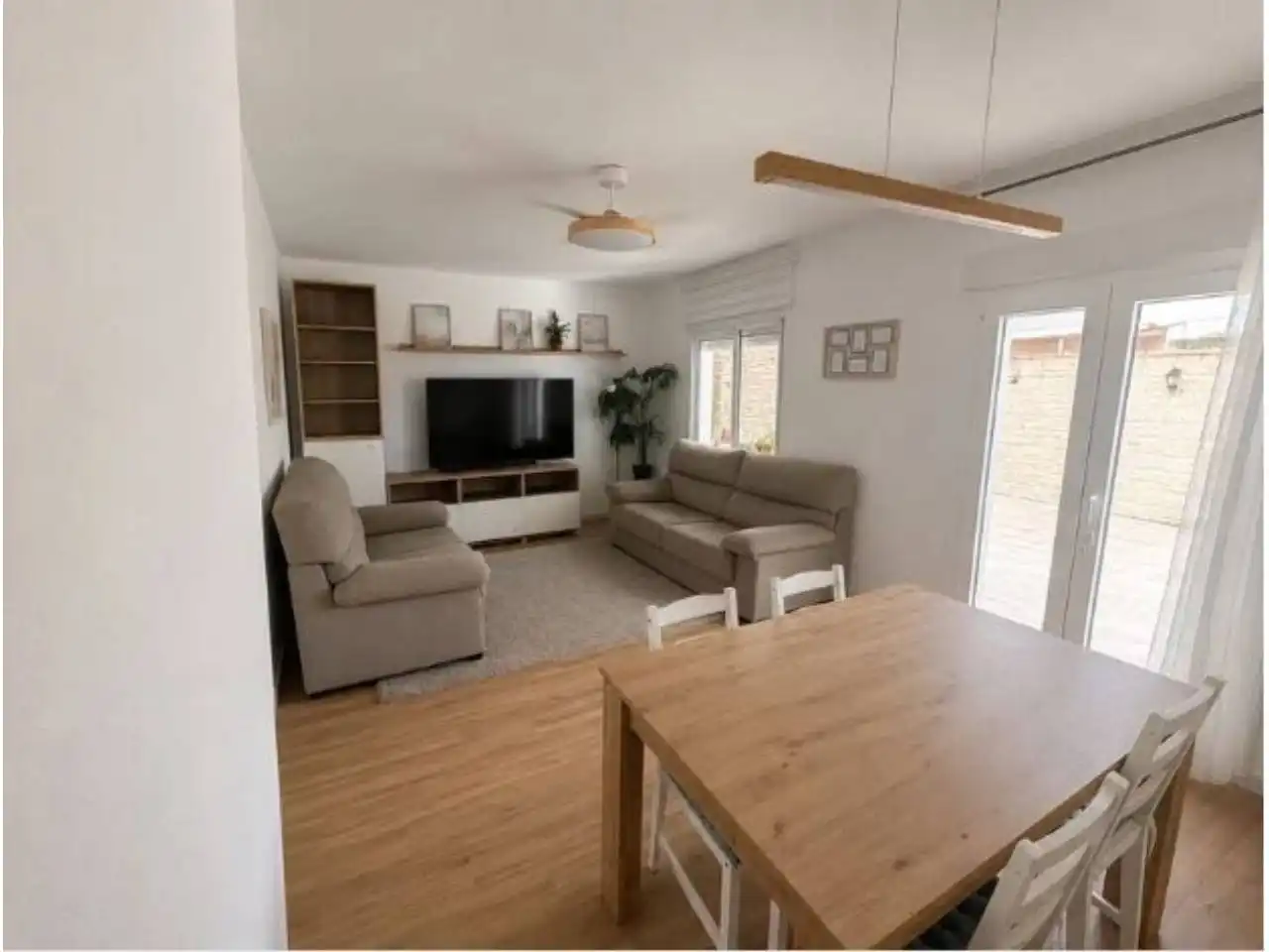Sala d'estar de Casa adosada en venda en Las Ventas de Retamosa amb Aire condicionat, Jardí privat i Terrassa