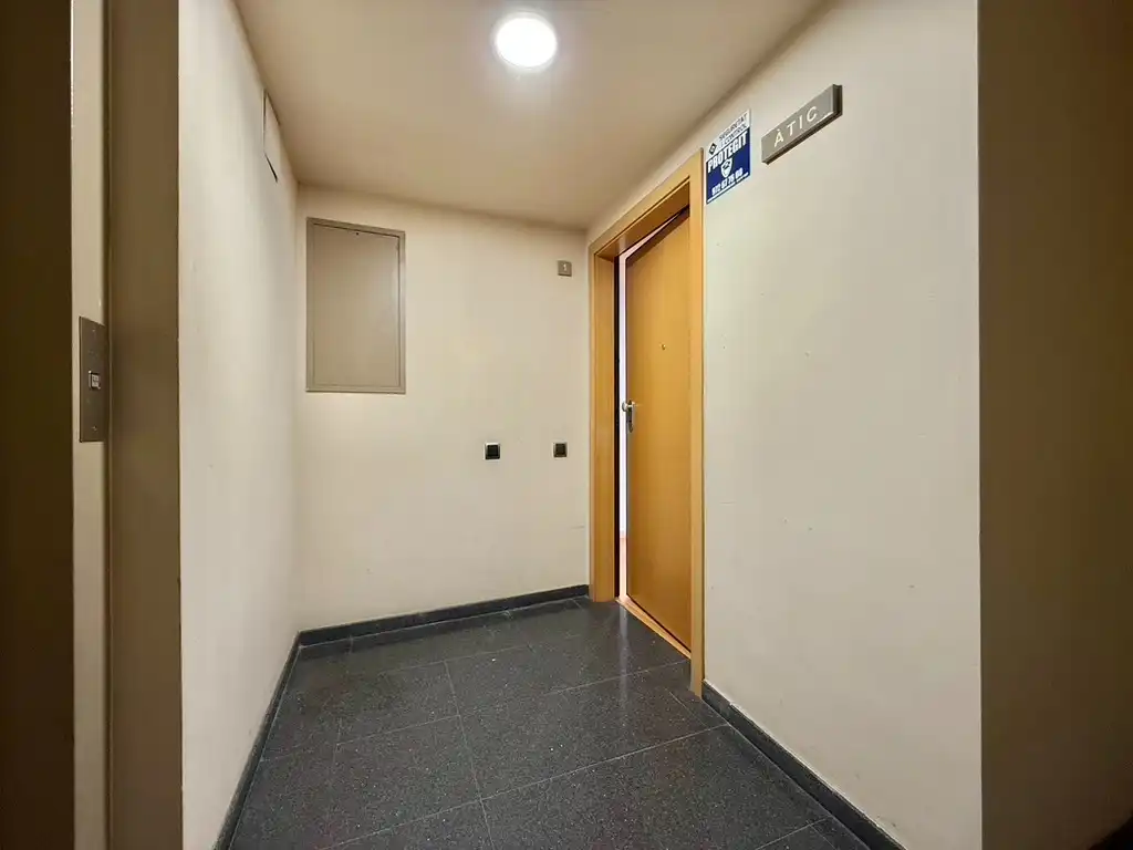 Dachboden zum Verkauf in Figueres mit Heizung, Parkett und Terrasse