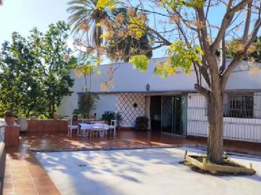 Detached house with balcony for sale in Orihuela ciudad