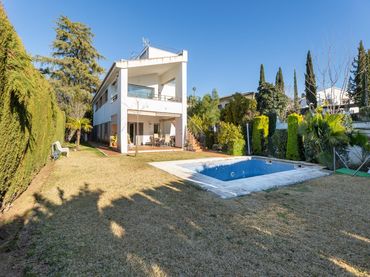 Chalet con piscina en venta en Calle de las Adelfas