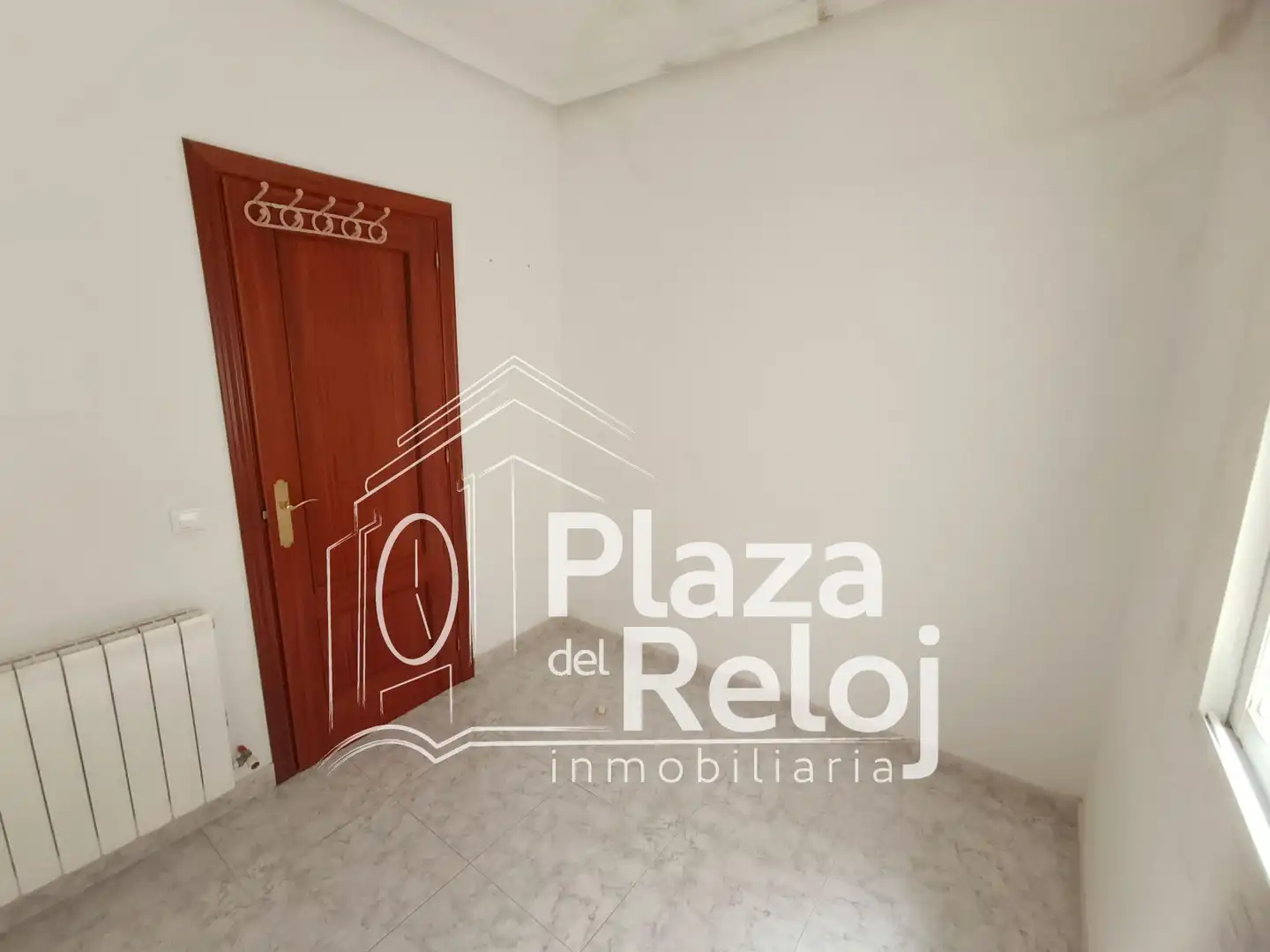 Aparcament de Casa adosada en venda en Navalcán amb Aire condicionat, Terrassa i Traster
