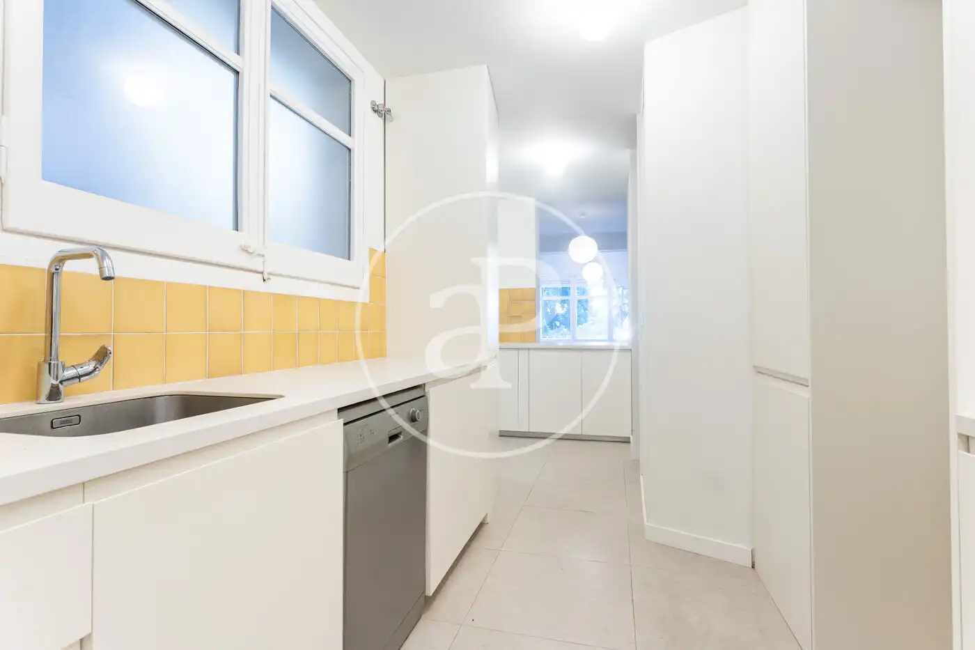 Cuina de Pis de lloguer en Barcelona amb Aire condicionat, Calefacció i Terrassa