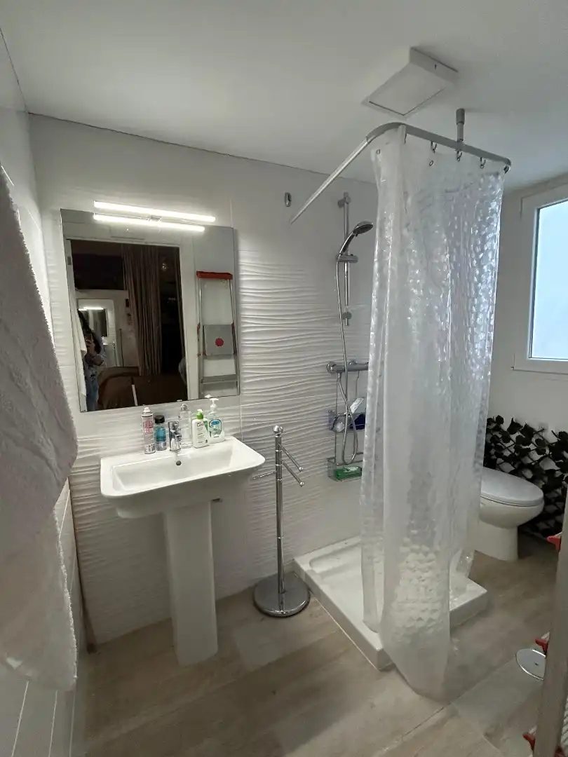 Badezimmer von Geschaftsraum zum Verkauf in Alicante / Alacant mit Klimaanlage, Parkett und Möbliert