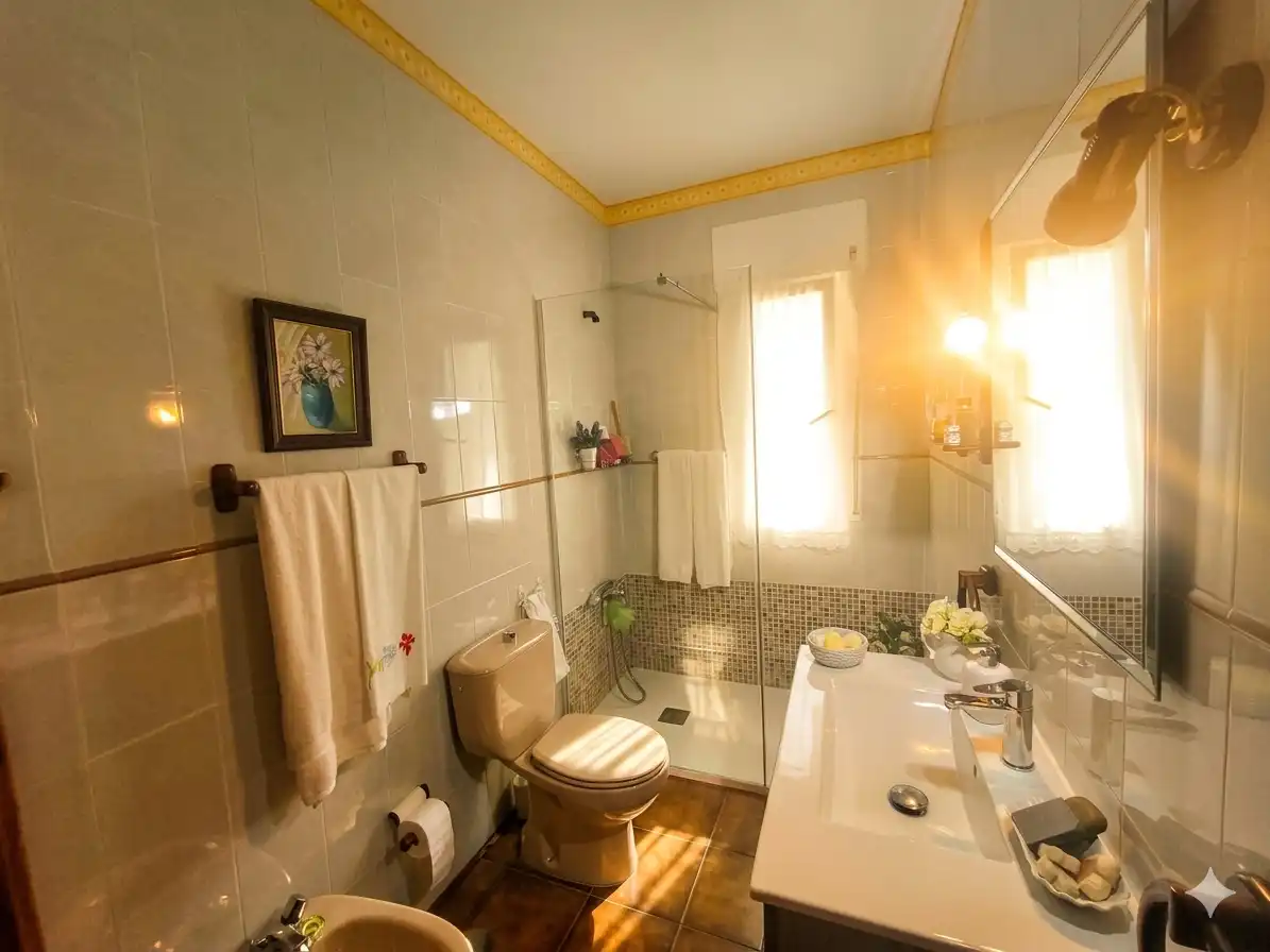 Badezimmer von Haus oder Chalet zum Verkauf in Robledo de Chavela mit Heizung, Privatgarten und Terrasse